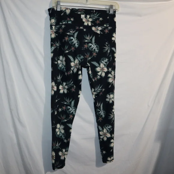 Vuori Stride Leggings in Ink Maui Floral print Green - Picture 5 of 12